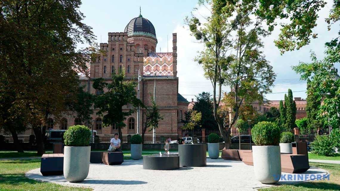 chernivtsi-skver-navproti-universitetu