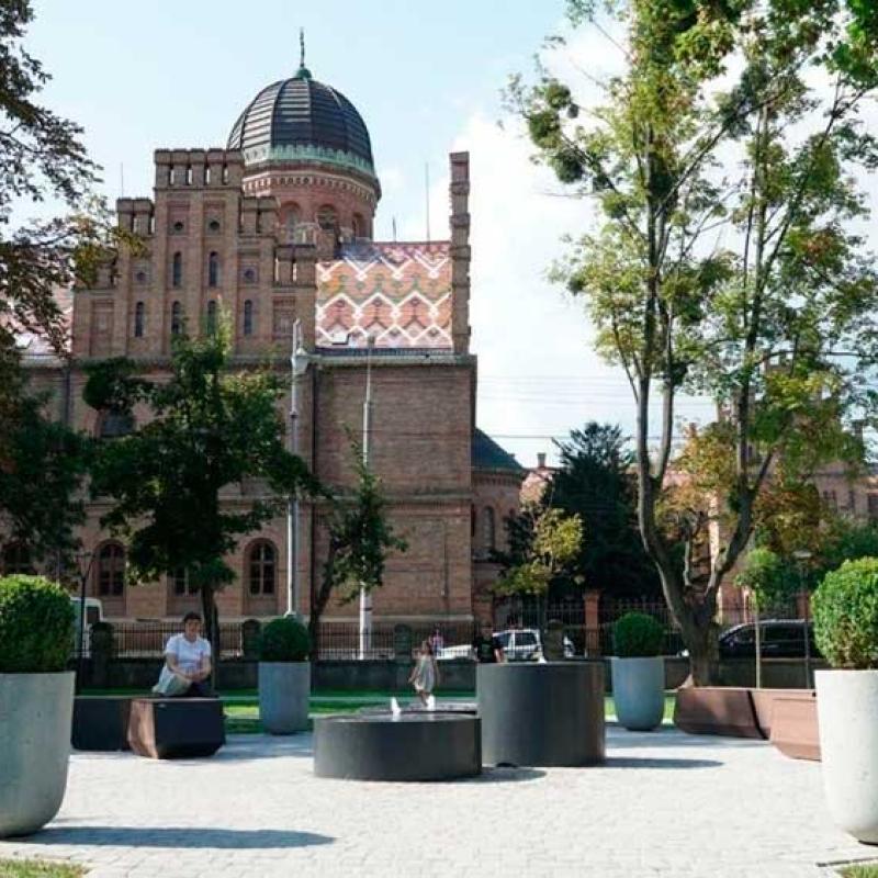 skver-navproti-universitetu