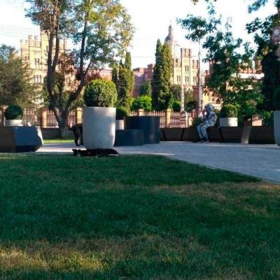 skver-navproti-universitetu