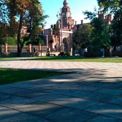 skver-navproti-universitetu