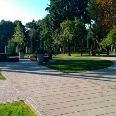 skver-navproti-universitetu