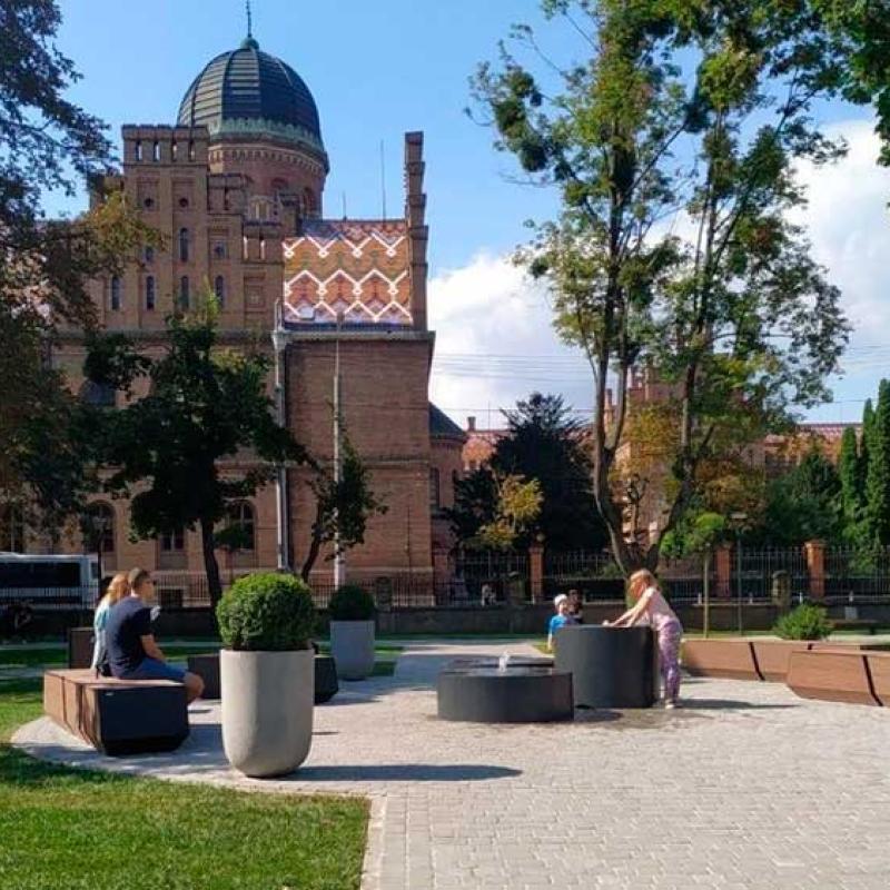 skver-navproti-universitetu