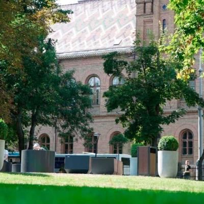 skver-navproti-universitetu