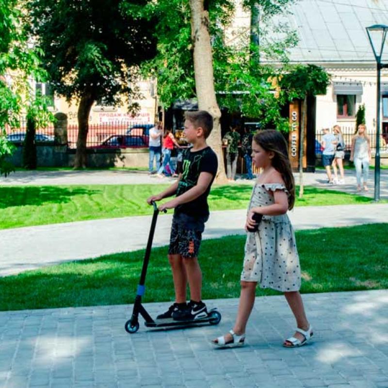skver-navproti-universitetu