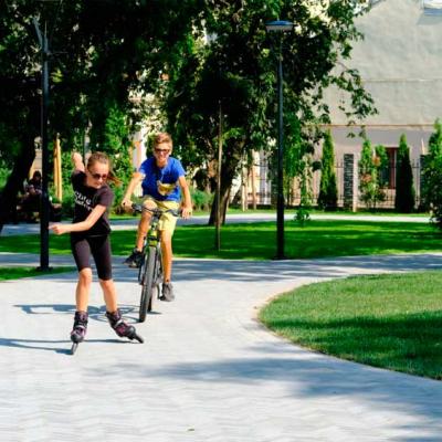 skver-navproti-universitetu