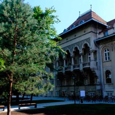 skver-navproti-universitetu