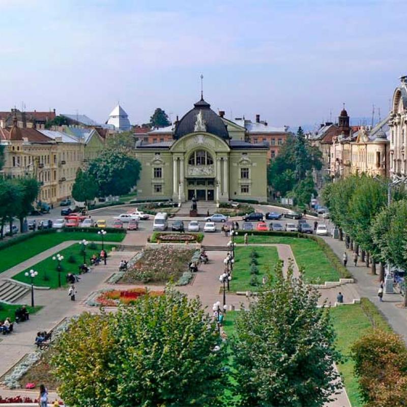chernivtsi-teatralna-ploshcha