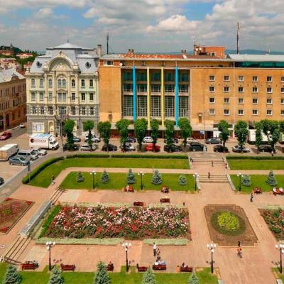 chernivtsi-teatralna-ploshcha