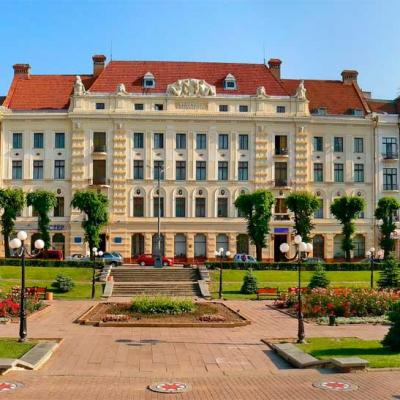 chernivtsi-teatralna-ploshcha