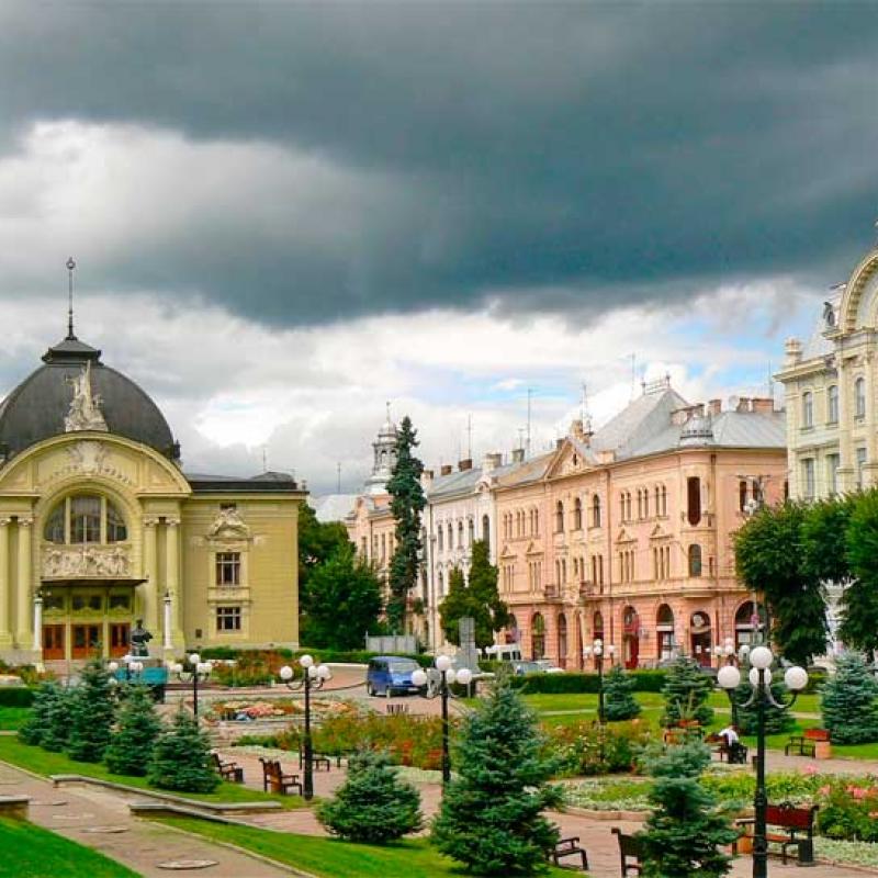 chernivtsi-teatralna-ploshcha