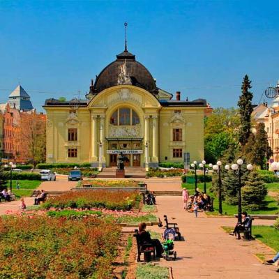 chernivtsi-teatralna-ploshcha