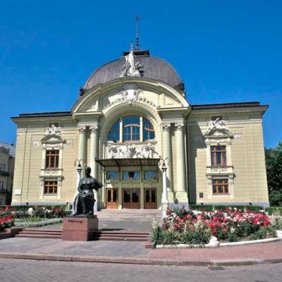 chernivtsi-teatralna-ploshcha