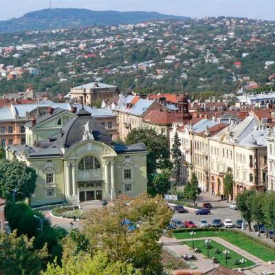 chernivtsi-teatralna-ploshcha