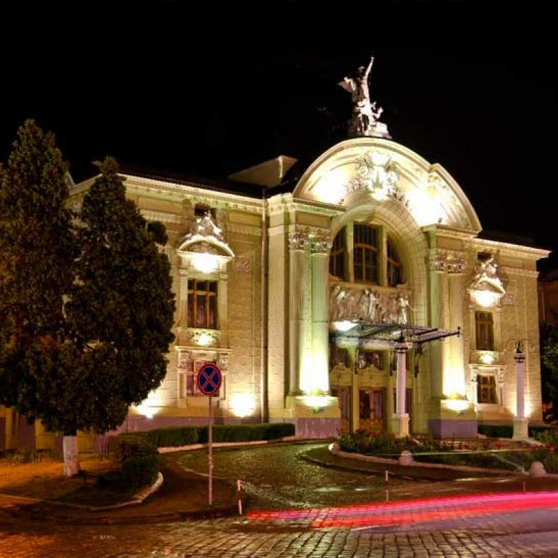 chernivtsi-teatralna-ploshcha