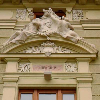 chernivtsi-teatralna-ploshcha