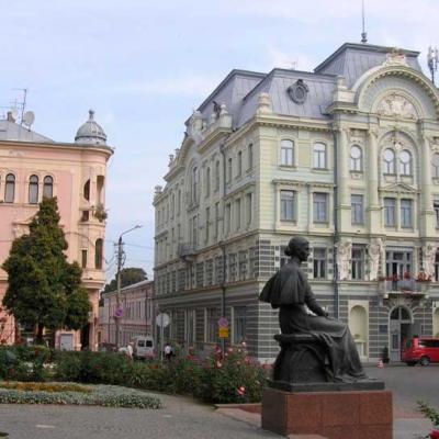 chernivtsi-teatralna-ploshcha