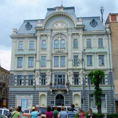 chernivtsi-teatralna-ploshcha