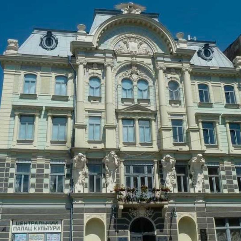 chernivtsi-teatralna-ploshcha