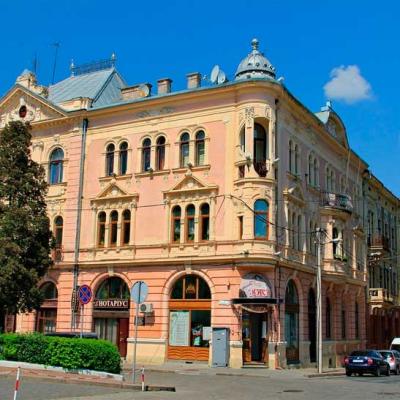 chernivtsi-teatralna-ploshcha