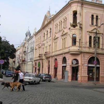 chernivtsi-teatralna-ploshcha