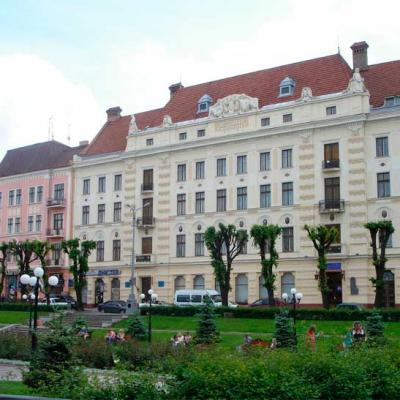 chernivtsi-teatralna-ploshcha