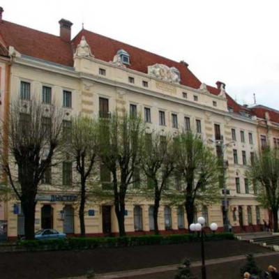 chernivtsi-teatralna-ploshcha