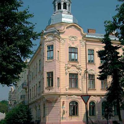 chernivtsi-teatralna-ploshcha