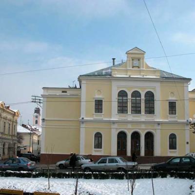 chernivtsi-ploshcha-filarmonii