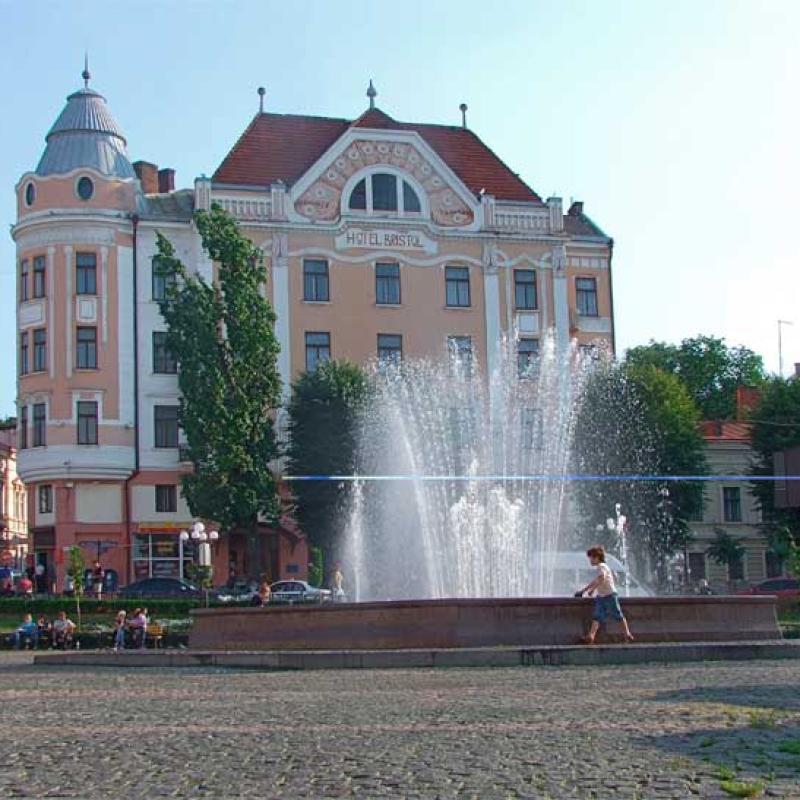 chernivtsi-ploshcha-filarmonii