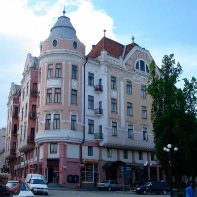 chernivtsi-ploshcha-filarmonii