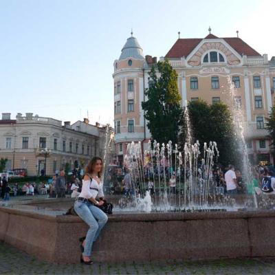 chernivtsi-ploshcha-filarmonii
