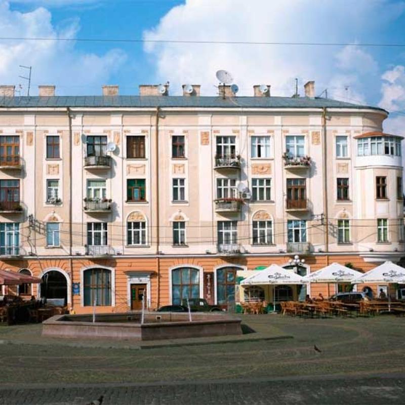 chernivtsi-ploshcha-filarmonii
