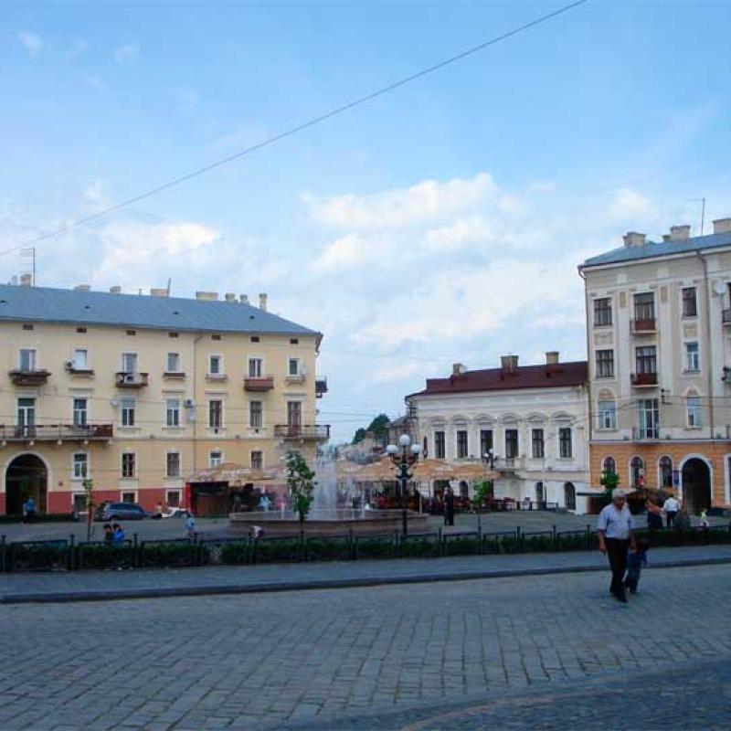 chernivtsi-ploshcha-filarmonii