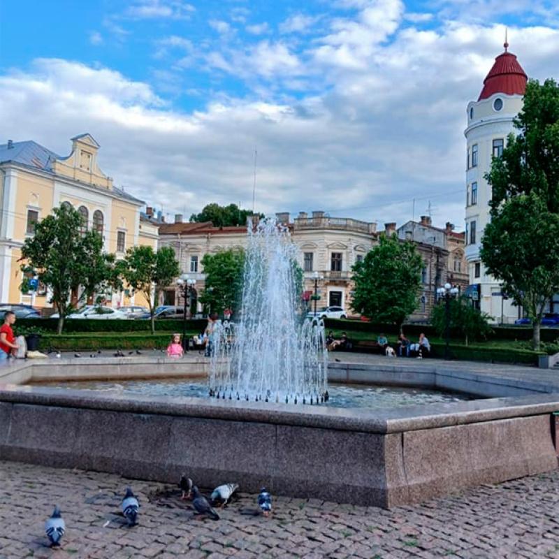 chernivtsi-ploshcha-filarmonii