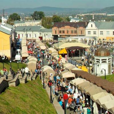 chernivtsi-ploshcha-filarmonii